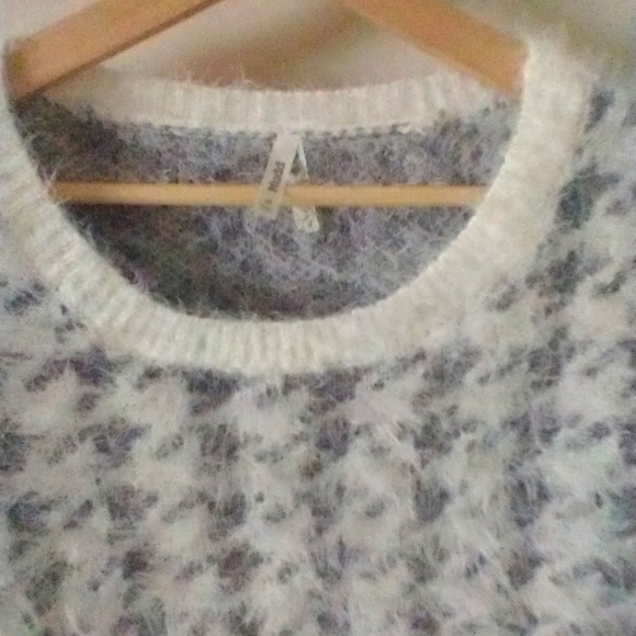 Mudd Fuzzy Women Eyelash Sweater Gray&White Houndstooth Check Crew Neck Size M - Picture 2 of 9